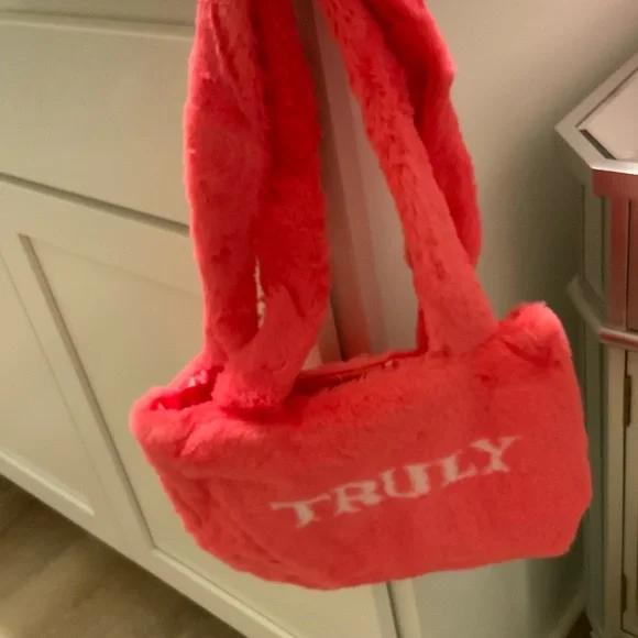 Truly VIP Collection beauty bundle with two free bags - Picture 4 of 11